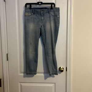 Cache size 4 bedazzled capri jeans